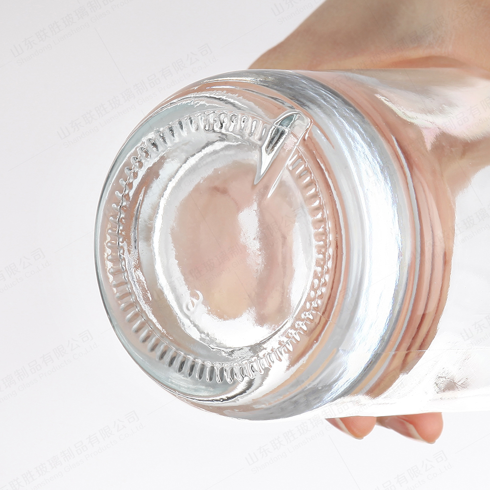 700ml Classic Thick Bottom Vodka Gin Glass Bottle with Screw Cap Clear Surface Handling