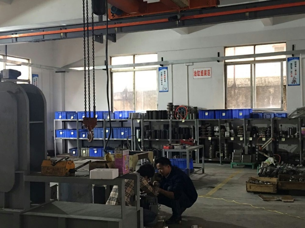 1 Ejector JINTONG 120 Ton Injection Molding Machine Vertical Injection