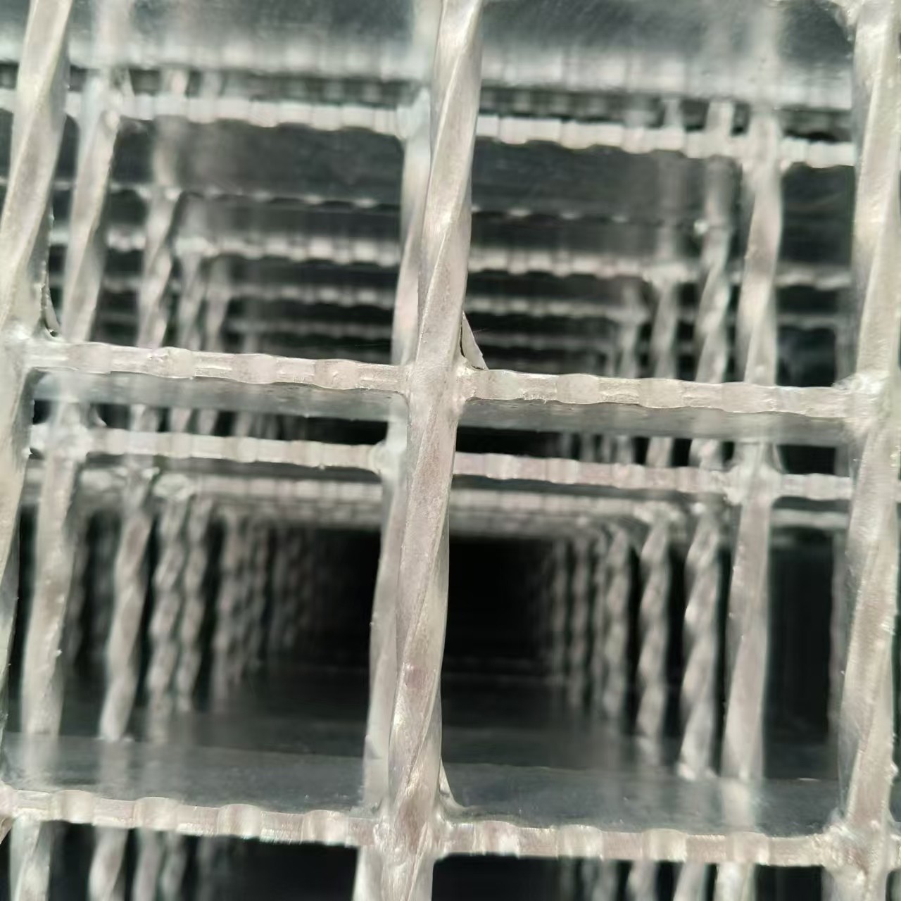 Aluminum-Framed Steel Gratings: Lightweight, Corrosion-Resistant Design