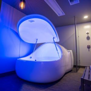 Wholesale healthy physical therapy relax your body floating spa bath pod samadhi tank floating pods from china suppliers