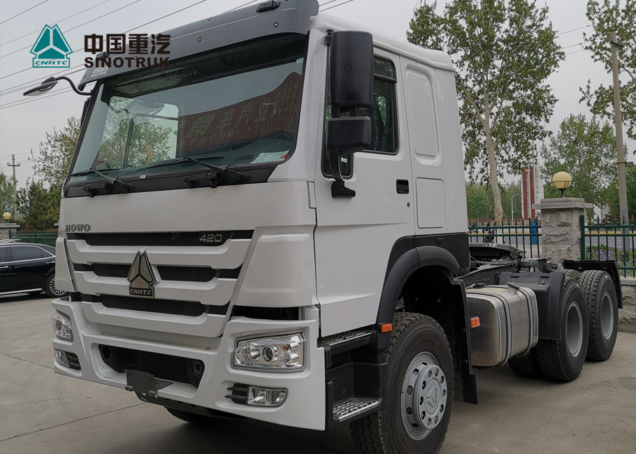 Red SINOTRUK HOWO Tow/Prime Tractor Truck RHD 10 Wheels 371 HP ZZ4257S3241W