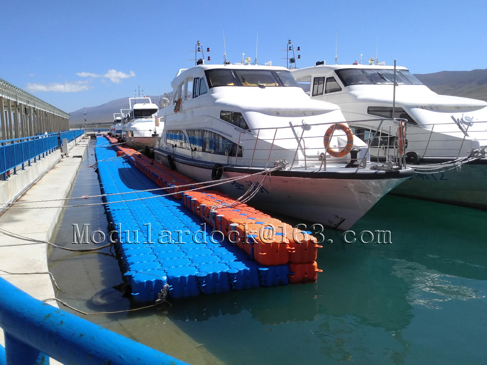 Plastic floating dock with floats
