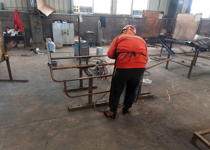 Hot Dip Galvanized Treatment Pig Farrowing Crate Farrowing Pen With Slat Flooring