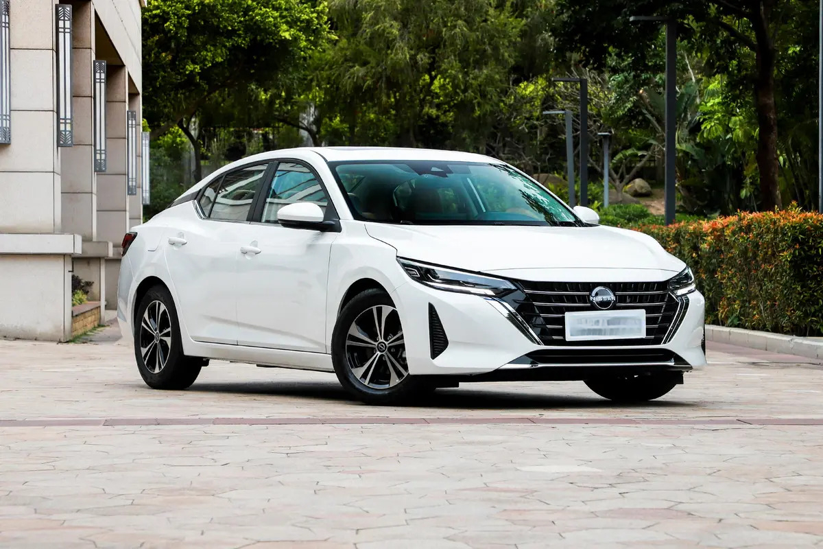 Auto Dongfeng Nissan Sylphy Gasoline Electric Drive 1.2L 72 Hp L3 4-door 5-seater Sedan with Length * Width * Height