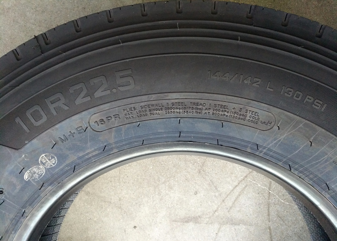 Urban Buses / Travel Coach Tires 10R22.5 Closed Outboard Shoulder Design