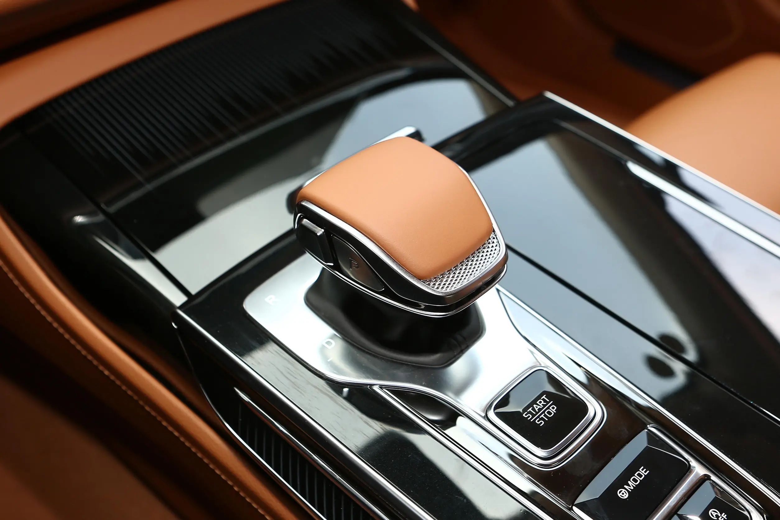 Maximum Speed 230 km/h Hongqi H9 2024 4-doors 5-seats Seven-speed Wet Dual Clutch Cars with Manual Copilot Seat Adjustment