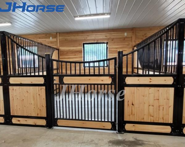 Durable Long Live Horse Stable Box Heavy Weight Functional With Accessories
