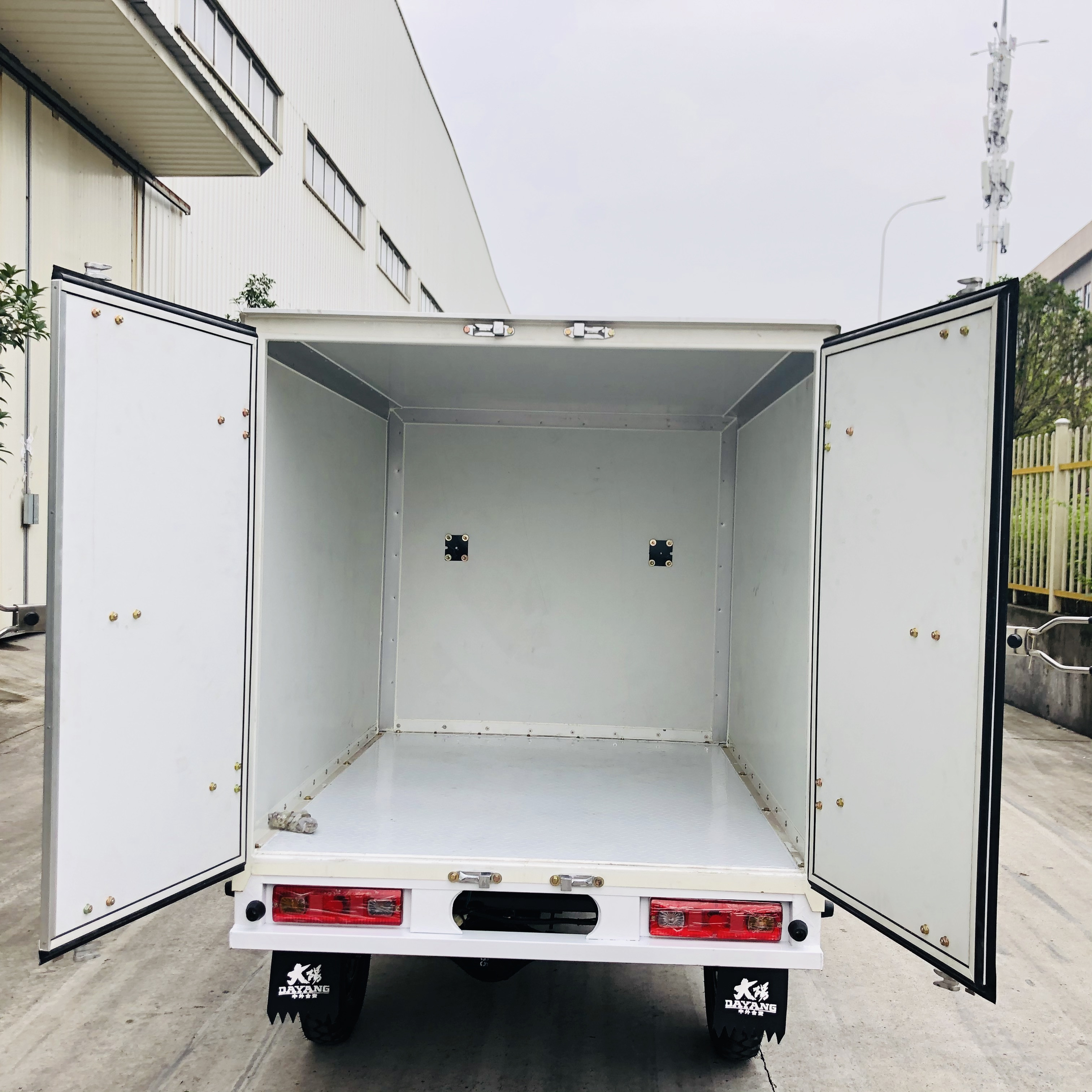 DAYANG Closed Body Express Cargo Tricycle AIR-cooling Engine 4.5 inch for B2B Shipping
