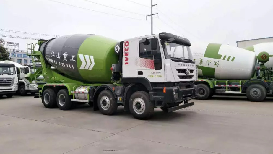 Euro 5 Sinotruk HOWO Heavy Duty Concrete Mixer Diesel Concrete Mixing Truck