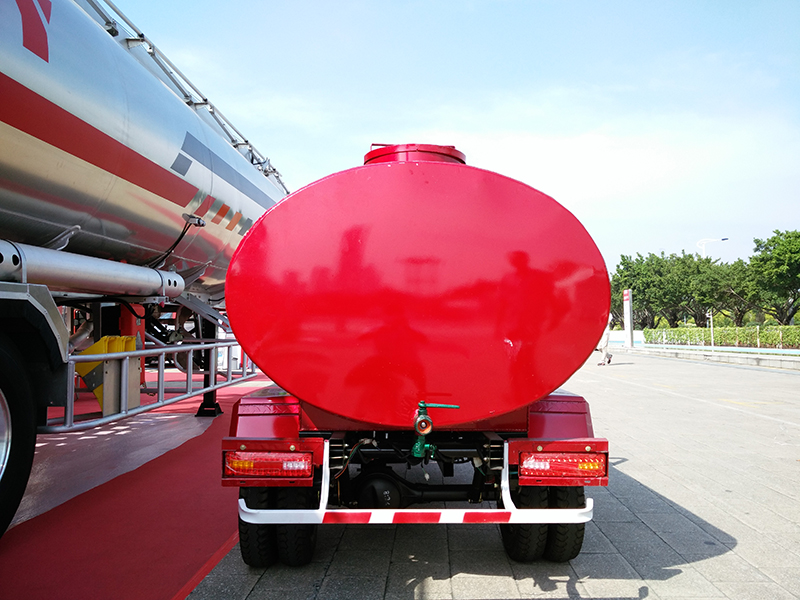 Water Tank Tricycle Cargo Motorcycle with 5.00-12 Tires and Front Shock Absorber