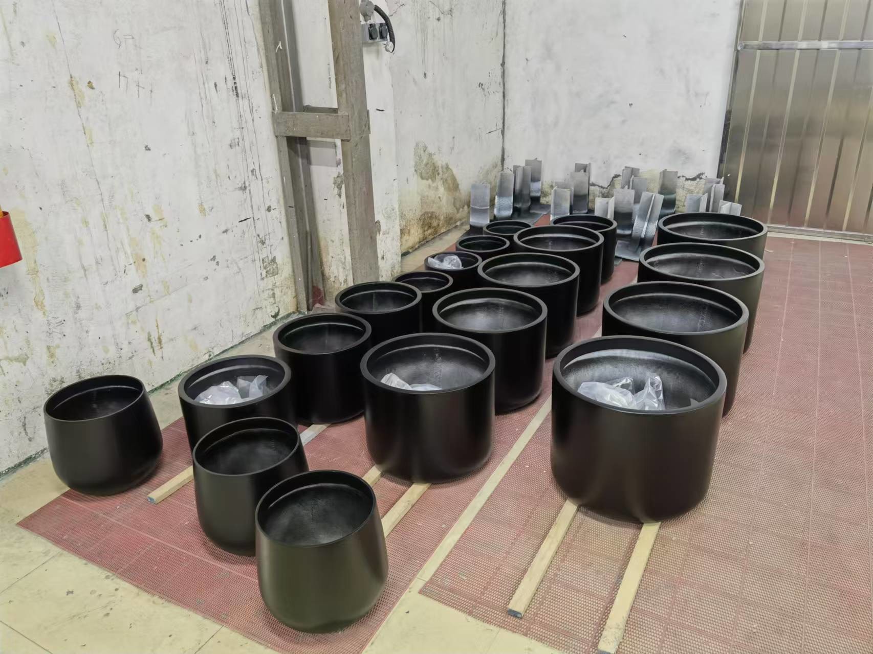Round Shape Tall Large Fiberglass Flower Pots Customized Logo Printing Resin Fiberglass Plant Box