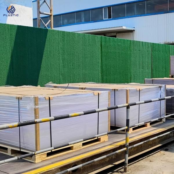 Transparent cast acrylic sheets for the advertising industry, made from 100% virgin materials.