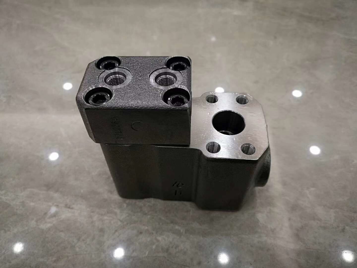 Kobelco Large and Small Arm Hydraulic Holding Valve 18A11077894300 For Excavator