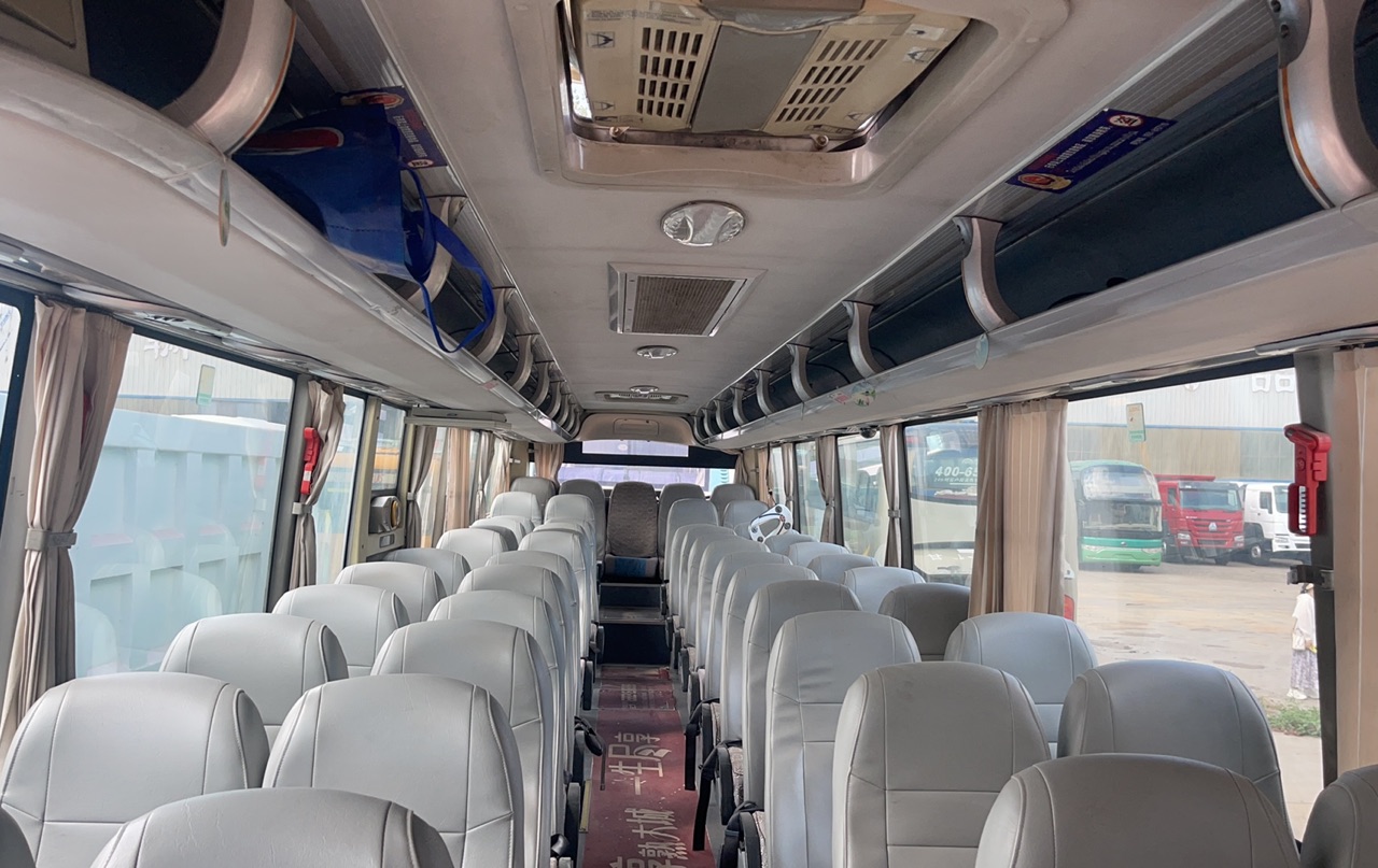 65 Seats Used Coach Bus with Euro 3 Emission Standard and Manual Transmission Type