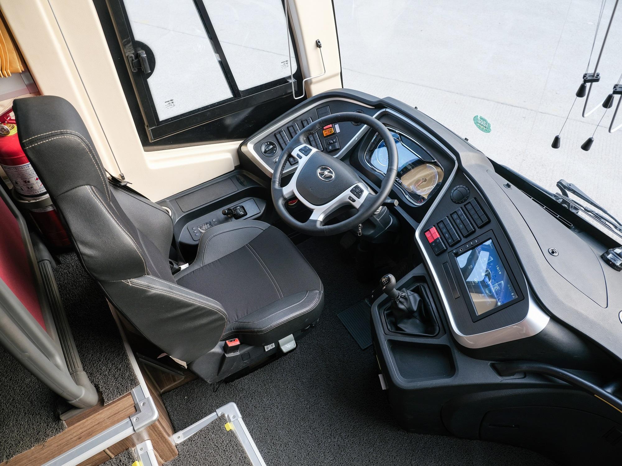 Customizable 55 Seats LHD Tour Passenger Coach Bus with Euro 3 Emission Standard