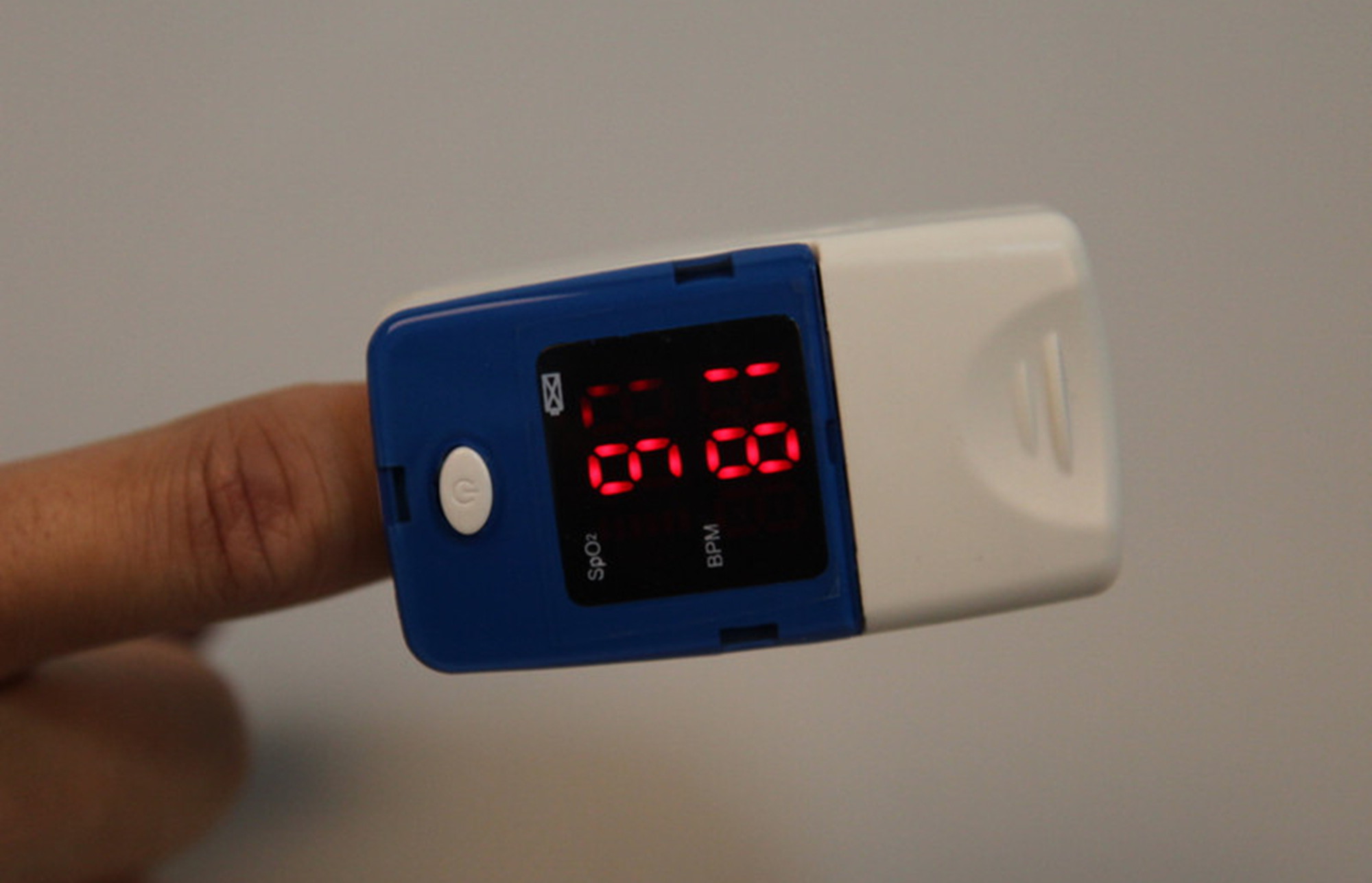 Handheld Fingertip Oxygen Pulse Oximeter For Family , Hospital