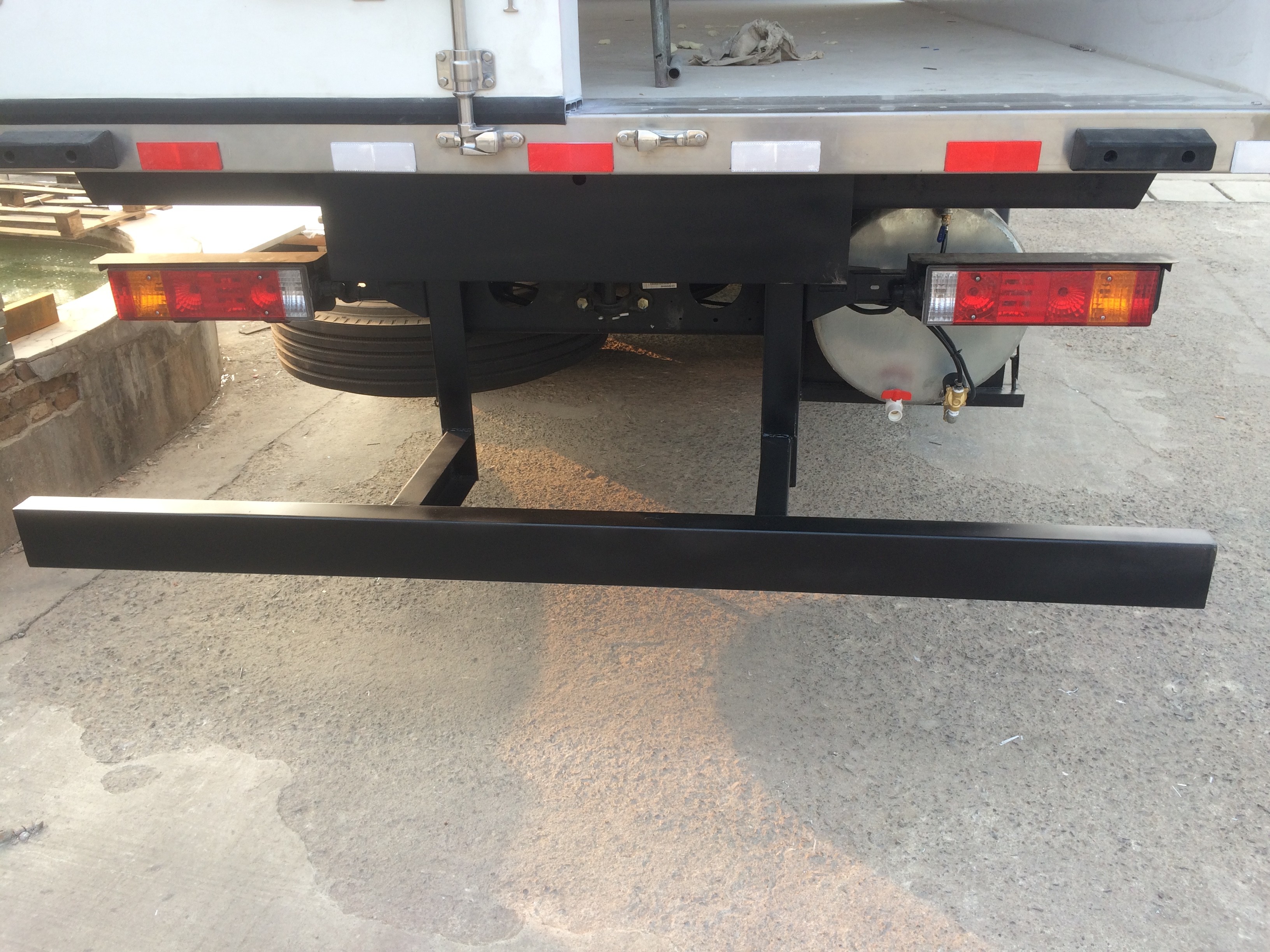 Refrigerated Delivery Truck 8cm Polyurethane Foam , Sinotruk Howo Truck