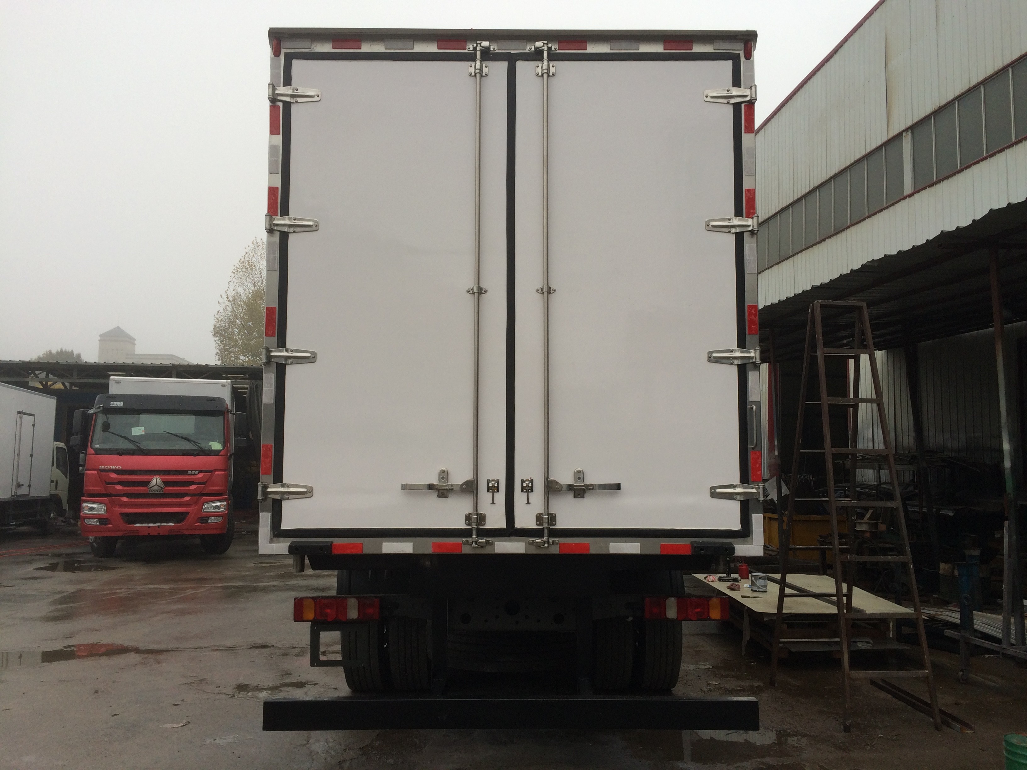 Meat Transport Refrigerated box truck 6x4 266HP 25 T with FRP Sandwich Panels for Ice Box Truck