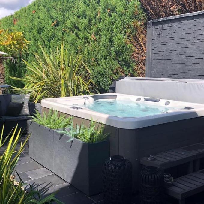 Backyard Swim SPA With 2 Lounges Outdoor Spa Pools For Family 2 Person Massage Bathtubs With Air Jets