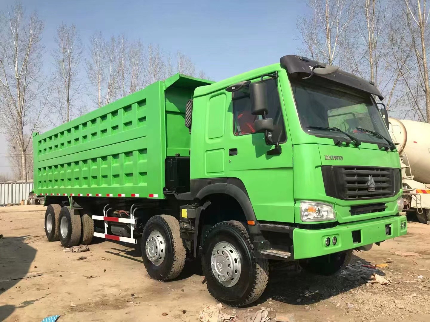 SINOTRUK Automatic Transmission Diesel Engine HOWO TRUCKS Dumpster Truck for Big Projects