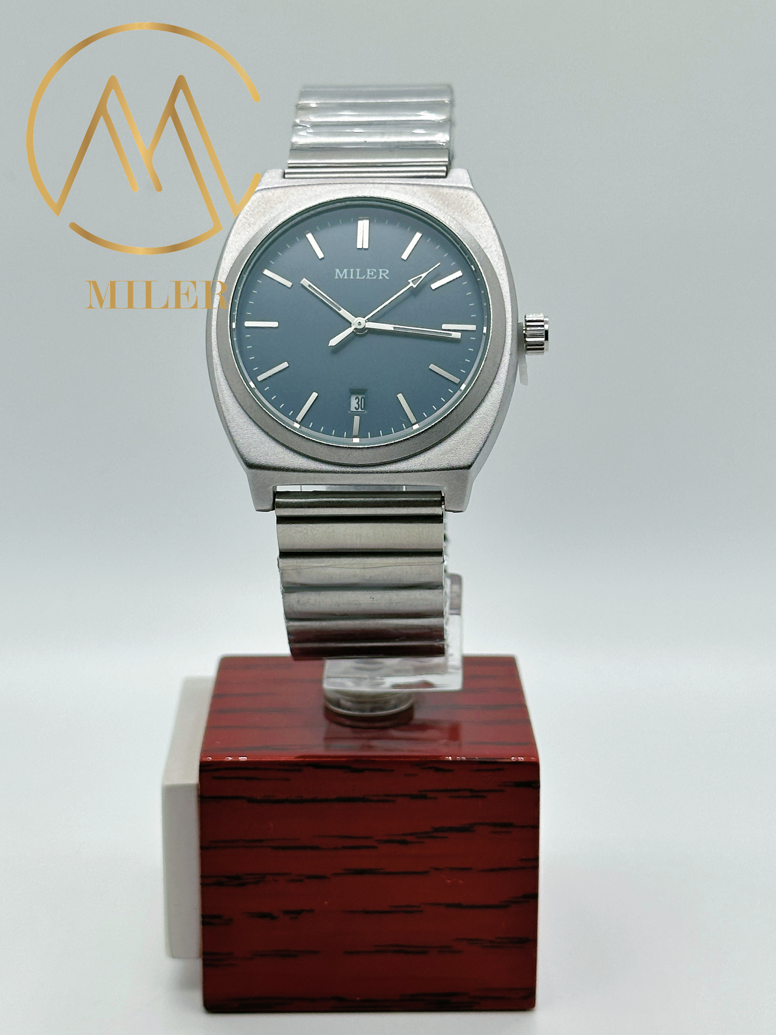 Manufacturer Engraved Leather Quartz Black Band Mens Watches For Classic And Modern Versatility