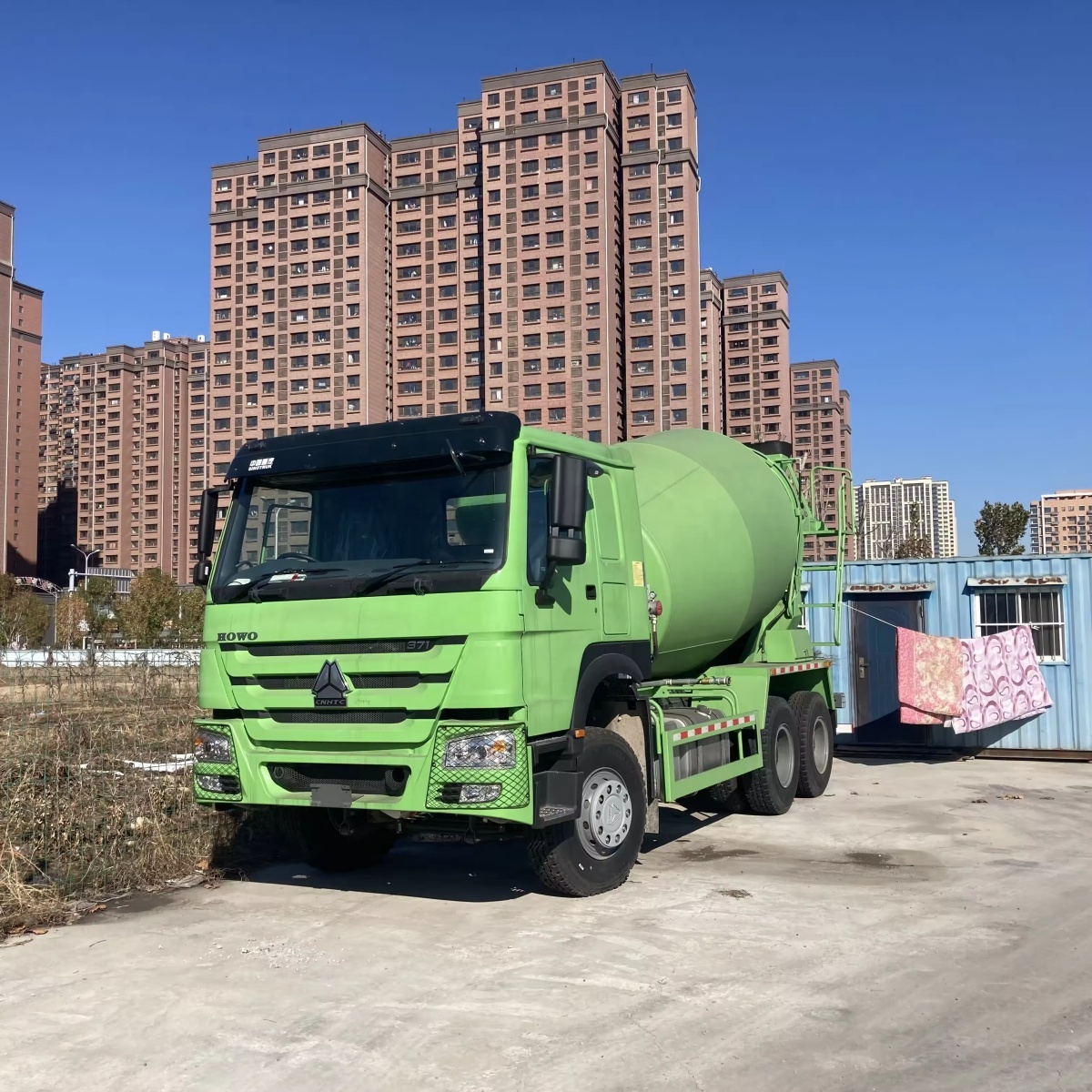 10 Wheels 380HP Sinotruk Mixer Truck 6X4 Driving Type With 12CBM Capacity