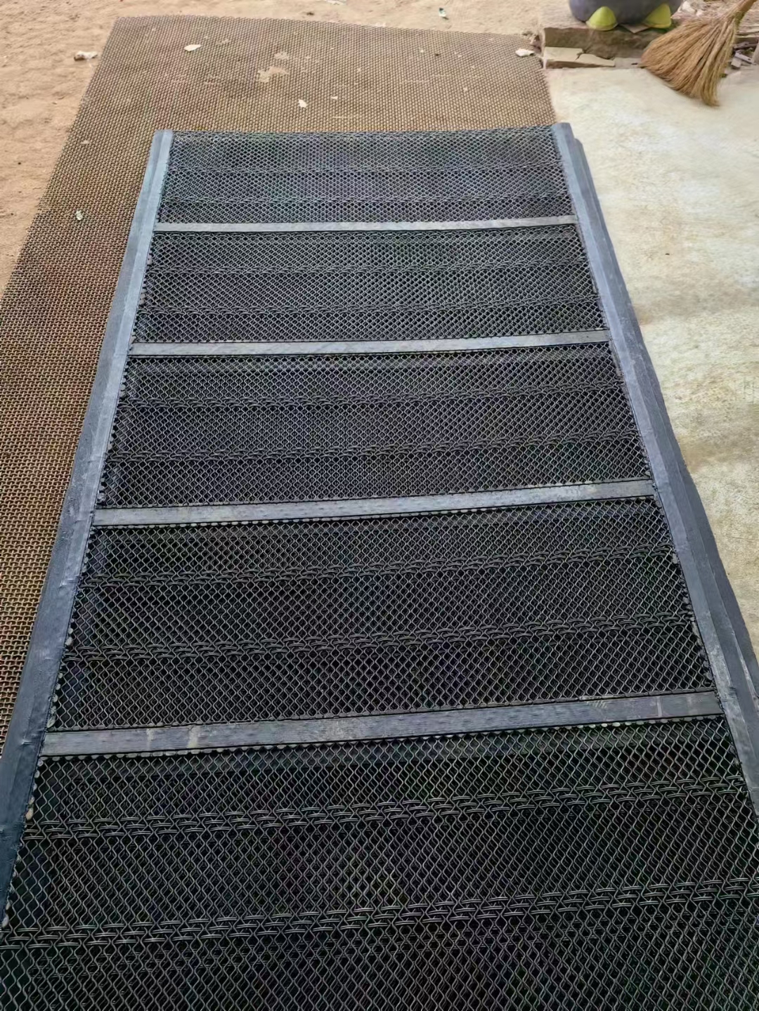 rubber self cleaning vibrating screen mesh