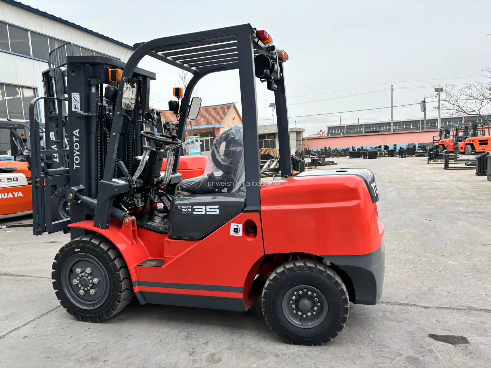 Lifting Tools Japan 3.5 Ton Forklift with 4 Wheels in Front and 3 Ton Lifting Capacity