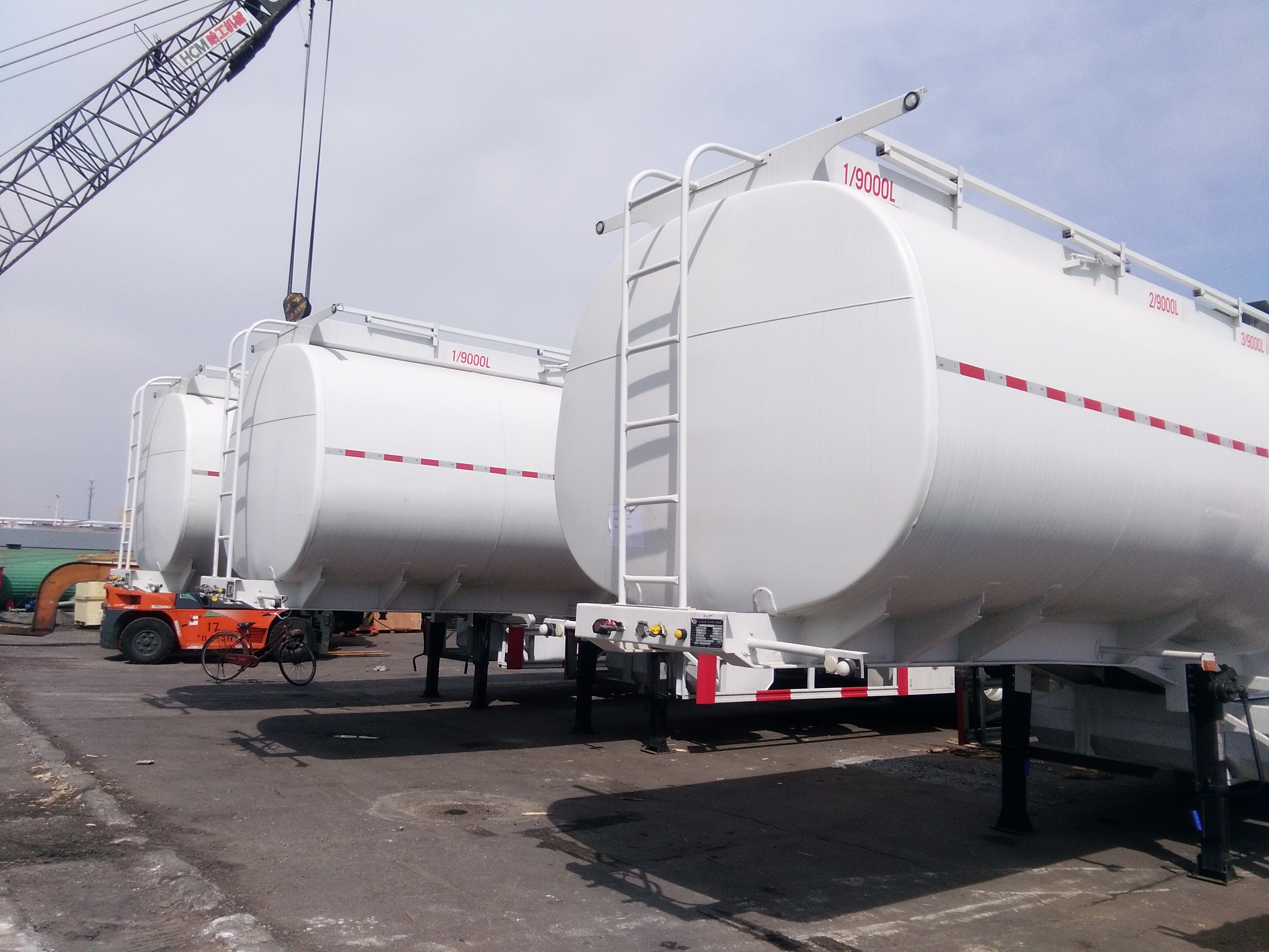 Fuel Tanker Trailer Truck with Aluminum Alloy Fuel Tanks Semi Trailer and Capacity