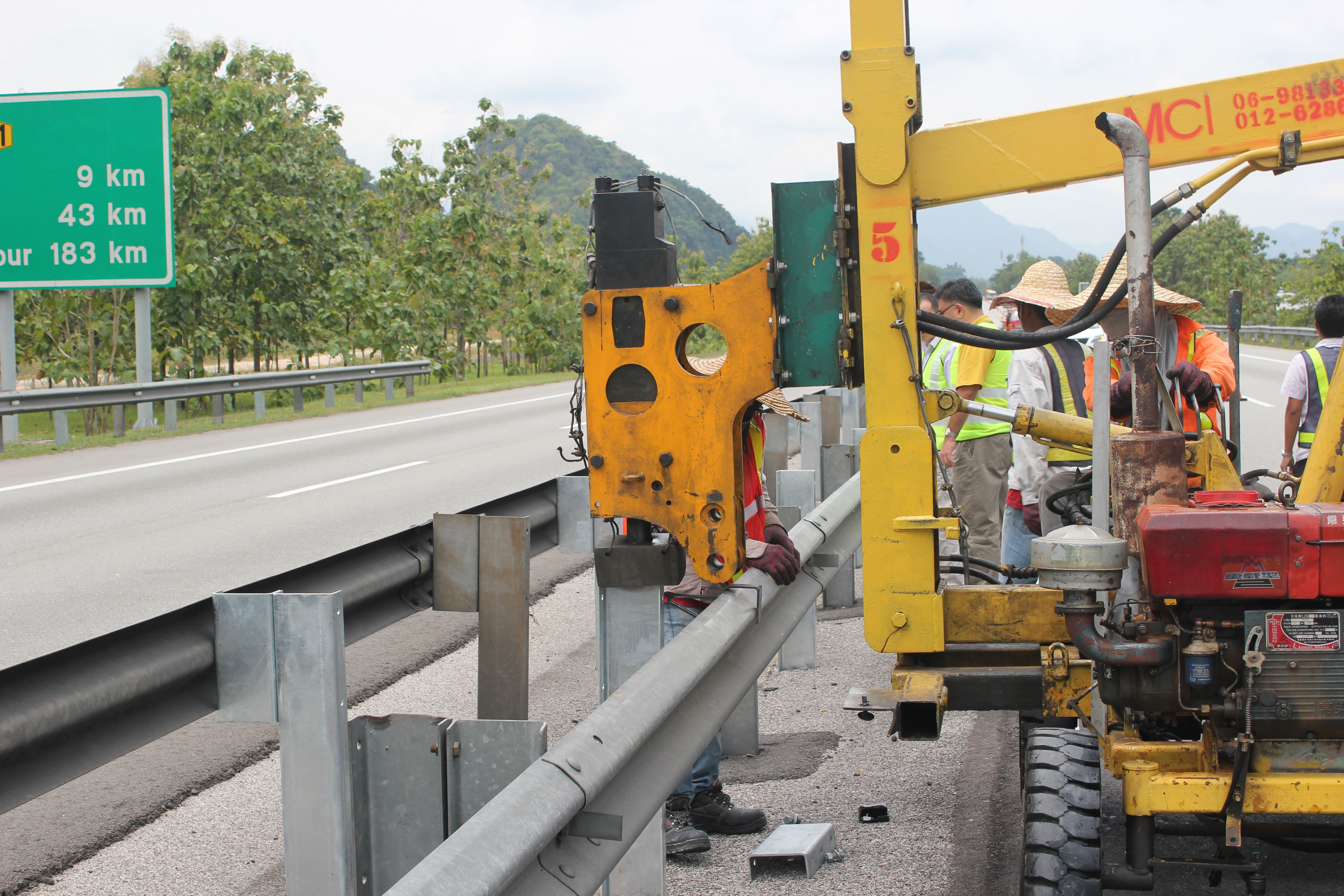 Q235 Q345 Galvanized Steel Highway Guardrail Fishtail End for Customized Projects