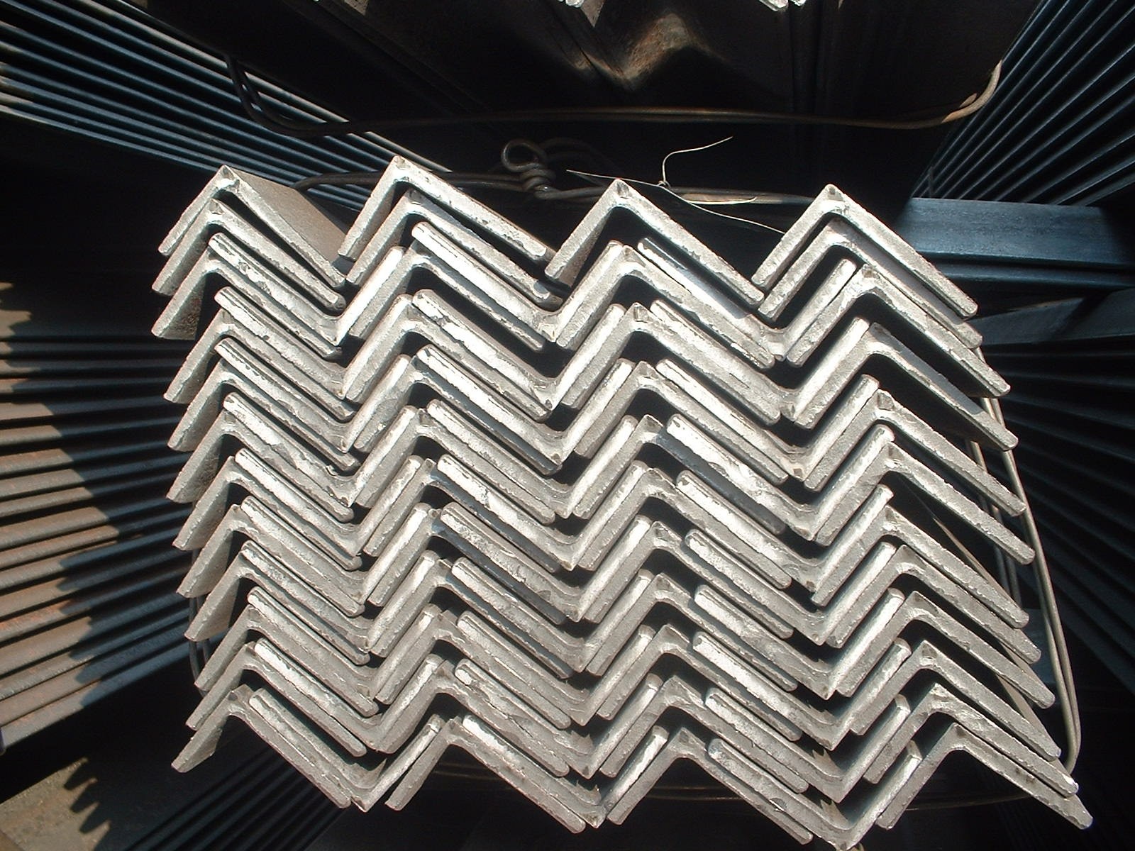 Hot Rolled 304 Stainless Steel Angle Bar With Hotel On The Surface