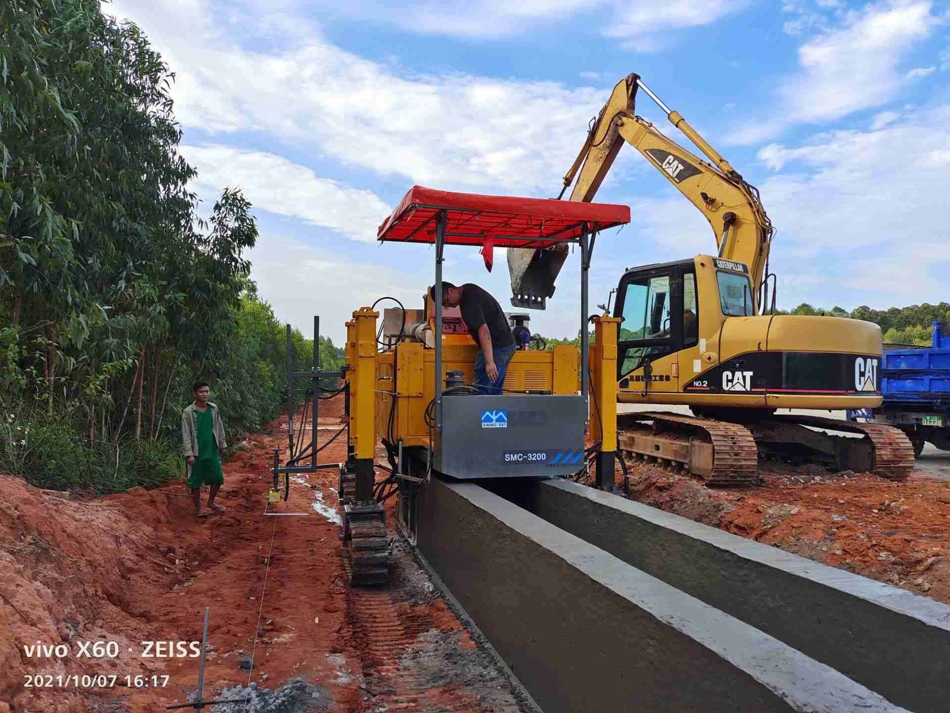 Cement Sliding Mode Road Paving Machine 2 Meter Wide Customizable