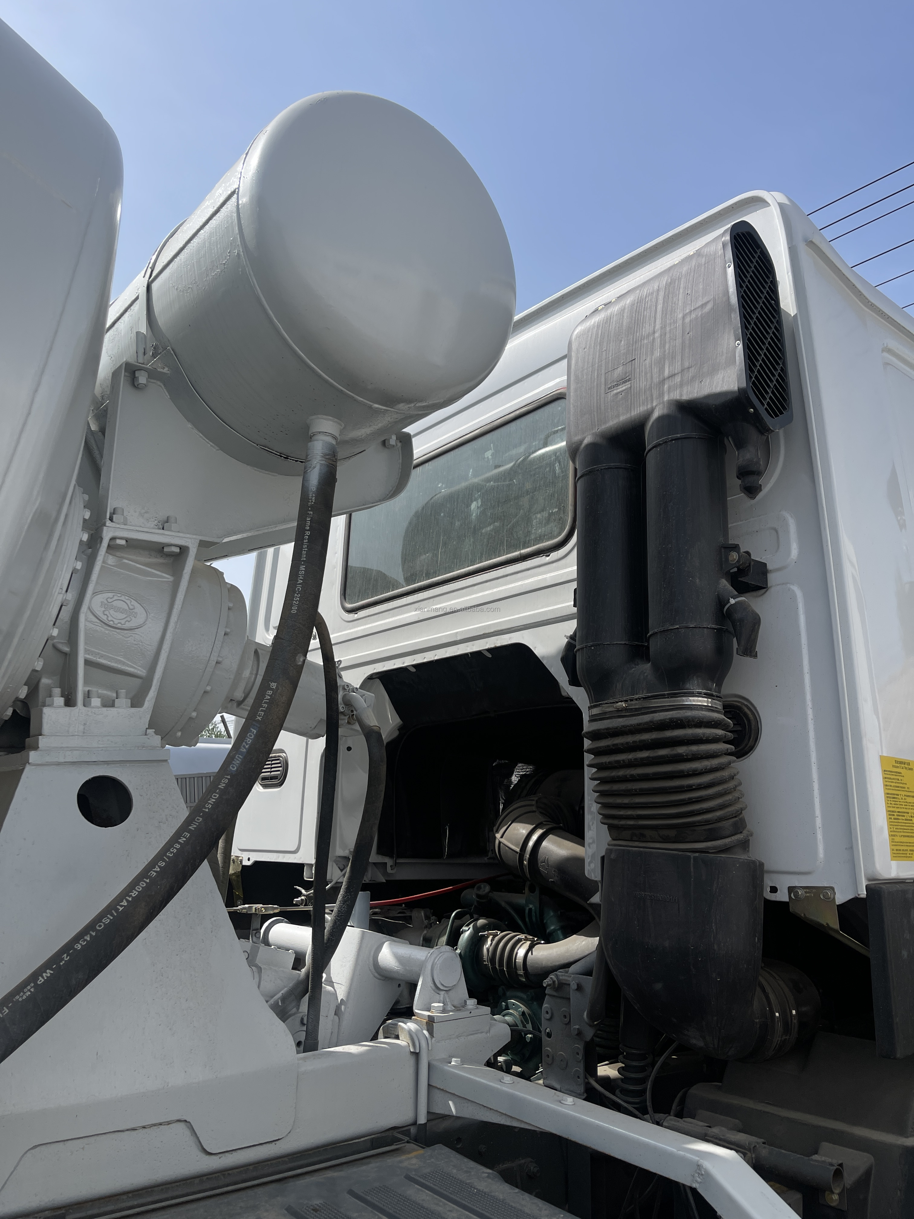 Sinotruk Howo 15 CBM Self Loading Concrete Mixer Truck 6x4 with WEICHAI Engine