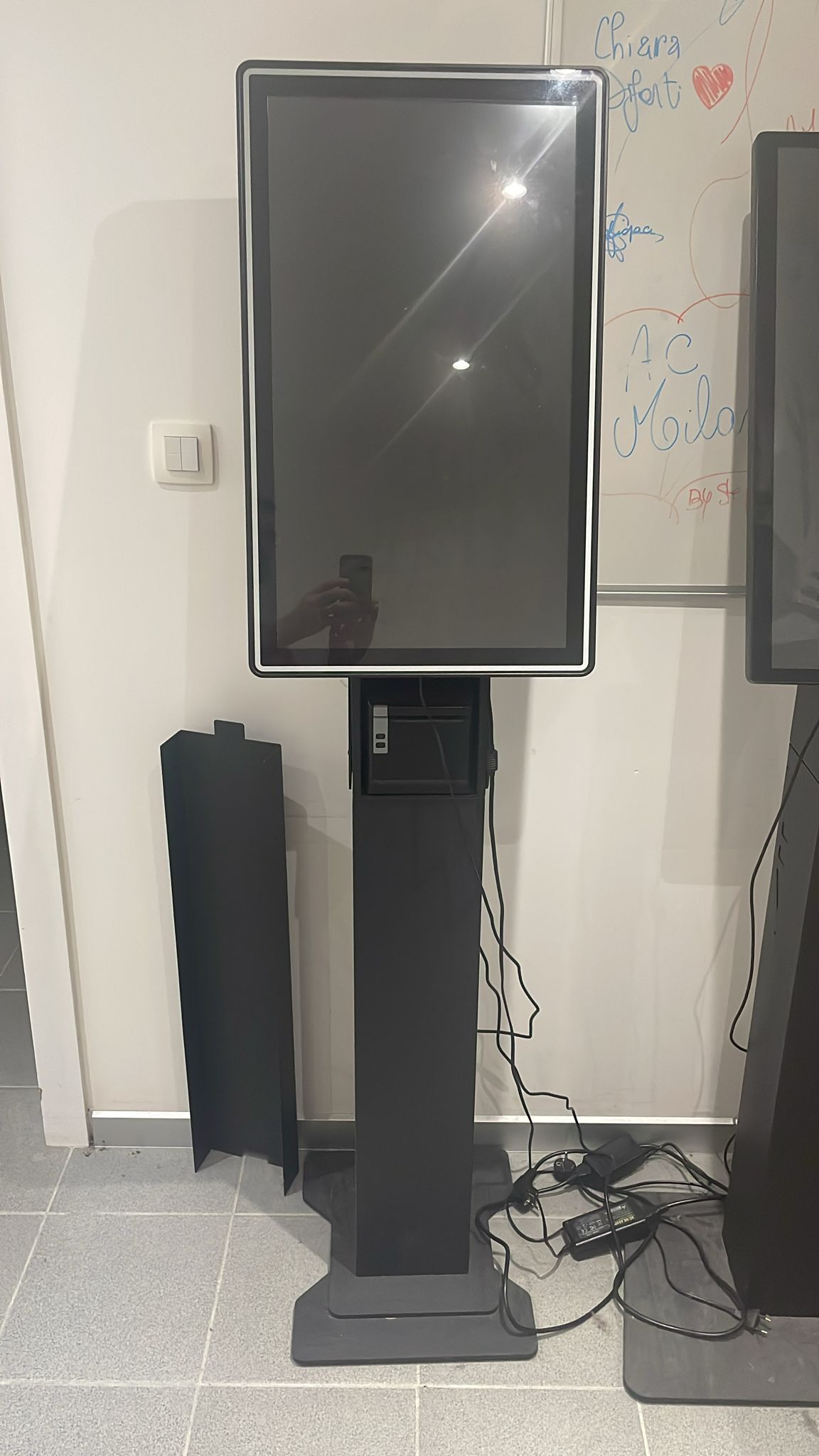 23.8 27 32 inch Floor Standing Digital Signage Display Advertising Floor Standing Kiosk