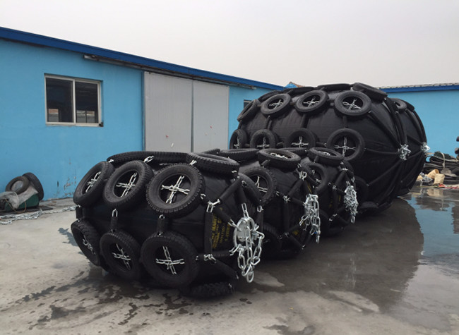Marine Vessel Ship 50kPa Pneumatic Rubber Fender With Tires And Chains Protect Dock Ship