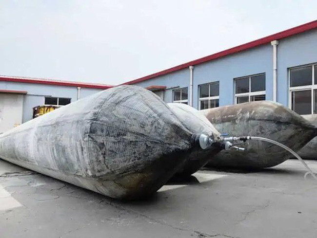 Heavy Lifting Airbags , Pneumatic Inflatable Rubber Airbag Ship Launching