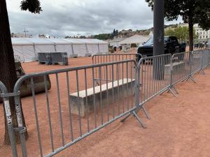 Wholesale V Shape Feet Crowd Barrier Fencing Hot Dipped Galvanized 1.1*2.5m European from china suppliers