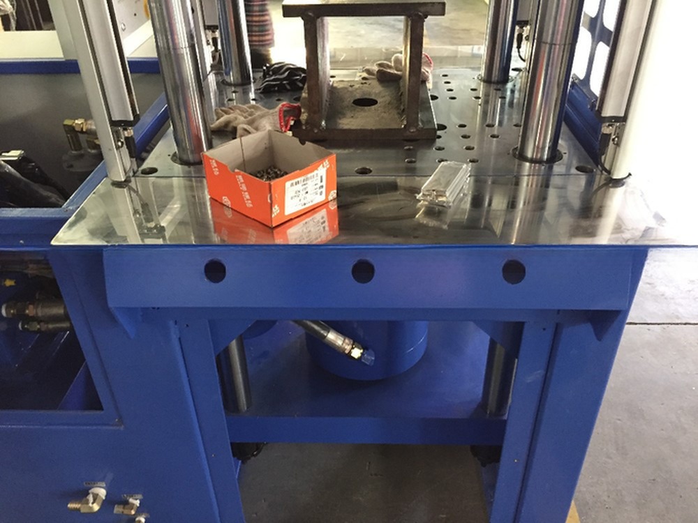 200MM Opening Stroke 55T Hydraulic Vertical Injection Molding Machine With 2 Working Table