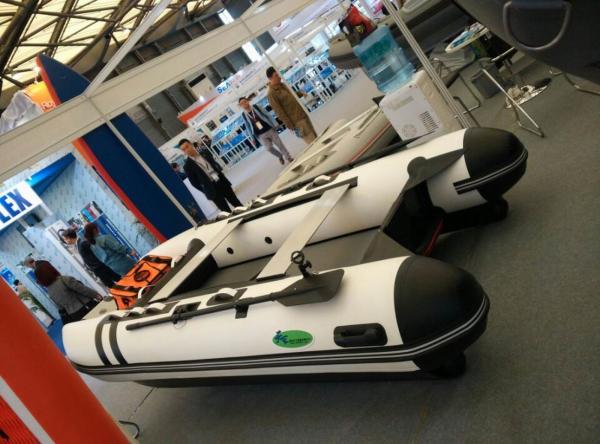 12 Feet inflatable fishing boat for leisure relax in Airmat floor with light