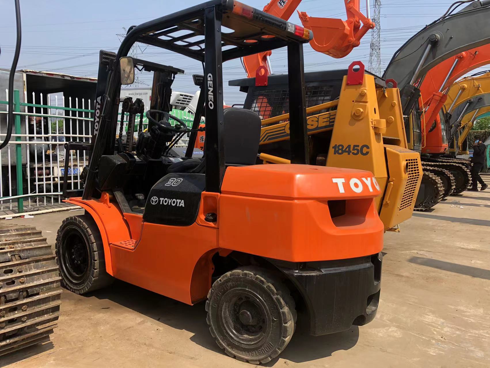 FD30 2T 3T 5T 3 Mast Side Shift TCM Komatsu Forklift Japan in Building Material Shops