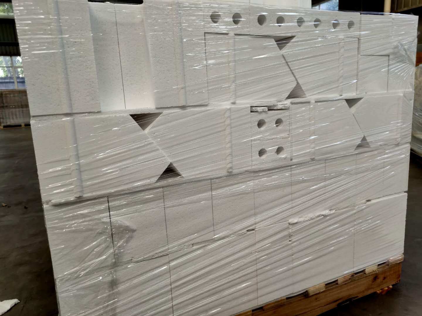 98% Al2O3 Content Corundum High Density Azs Refractory Brick for Glass Manufacturing