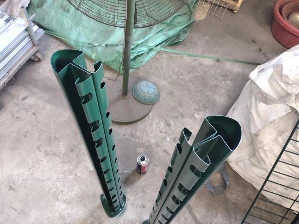 0.63m Tall Powder Coated Curved Metal Fence Welded Wire