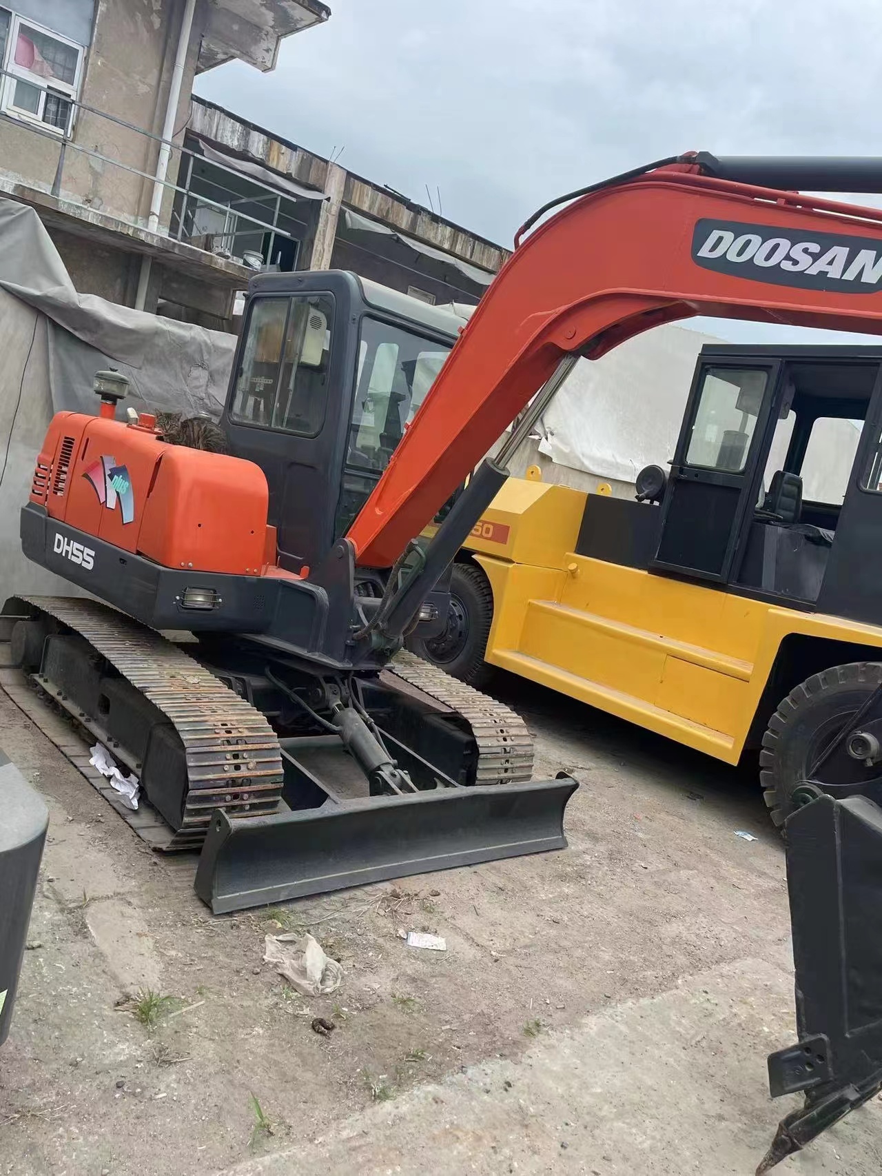 original second-hand Doushan DH55 excavator is in good condition strong and simple maintenance