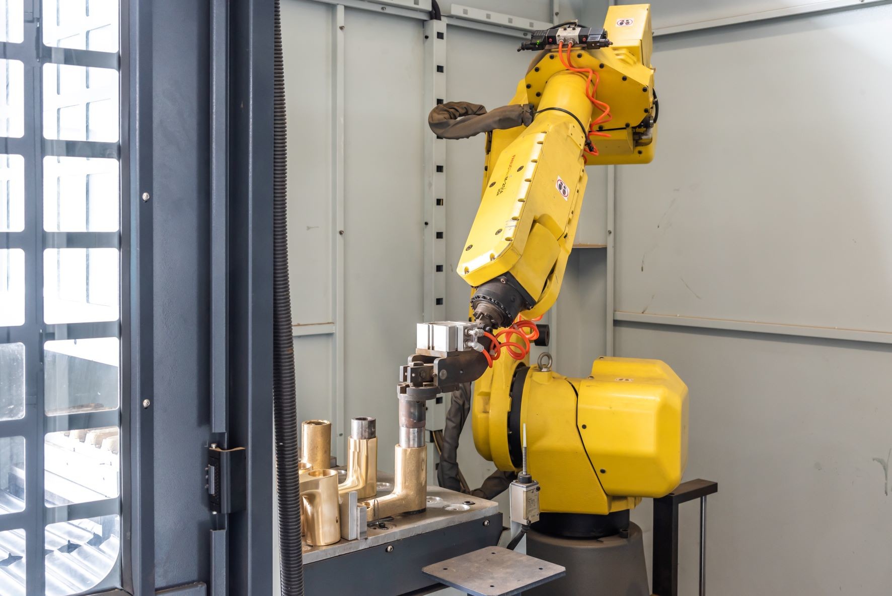Brass Fitting / Faucet / Door Handle Robotic Cell Grinding And Polishing Machine