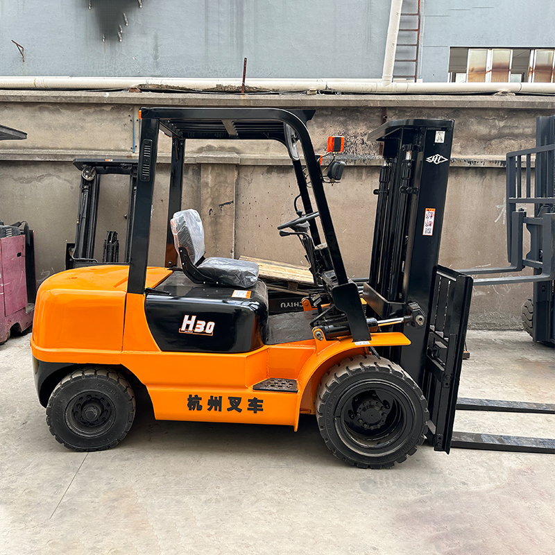 3 Ton Diesel Forklift for Hotels 4 x 4 Lifting 3m Lift Height 1070mm Fork Length
