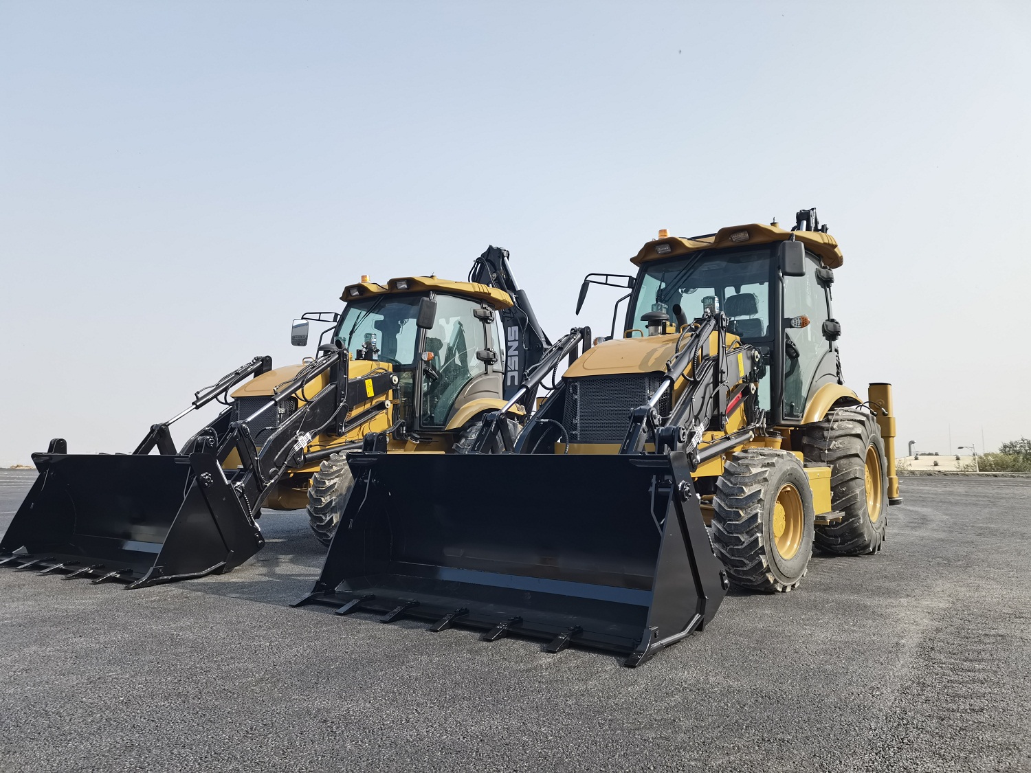 Versatile 2.5 Ton Retroescavadeira with High Operating Efficiency and 4 in One Bucket