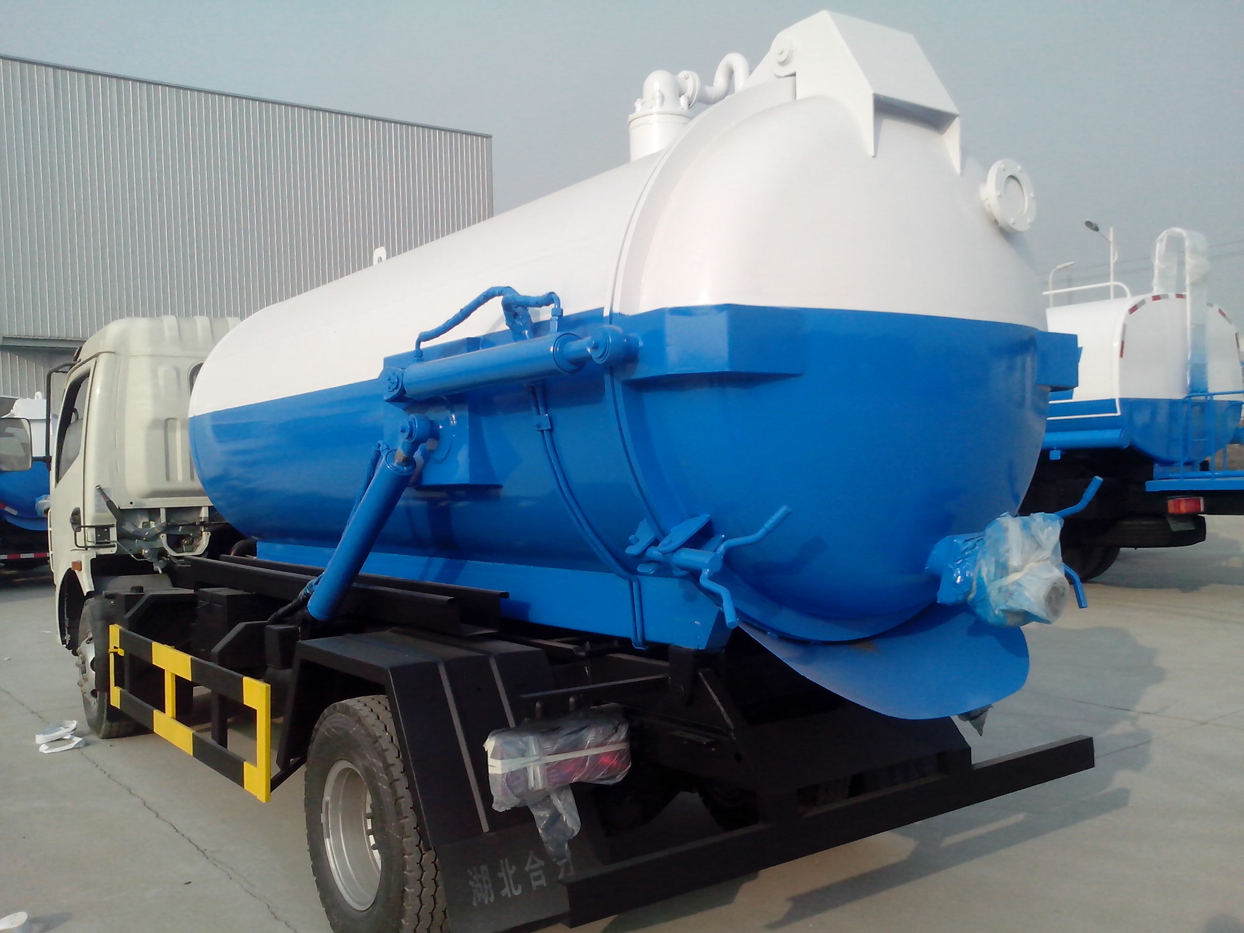 8000 Liters Special Purpose Truck Dongfeng Jet Vacuum Suction Sewage Tanker Truck