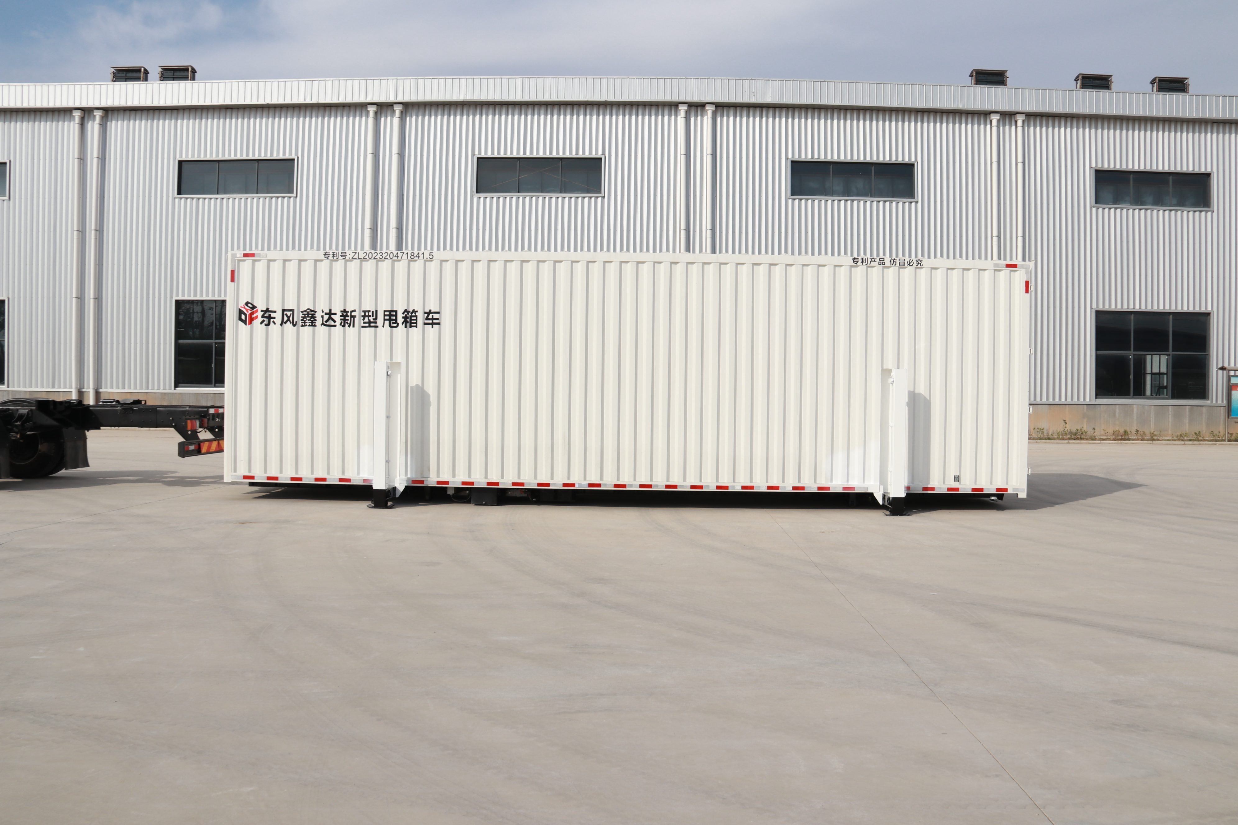 4*2 Mini 5 Ton 19CBM Dry Van Trucks Detachable Body And Hydraulic Outriggers For Logistics