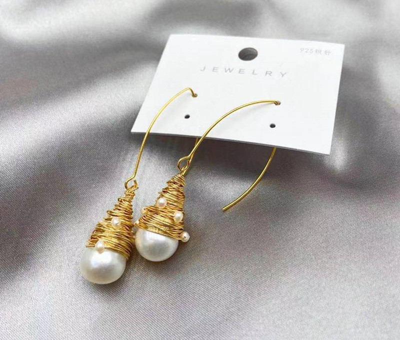 New Design Waterfresh Pearl Earrings Temperament Geometric Gold Color Metal Hoop Earrings Baroque Pearl Earring Women