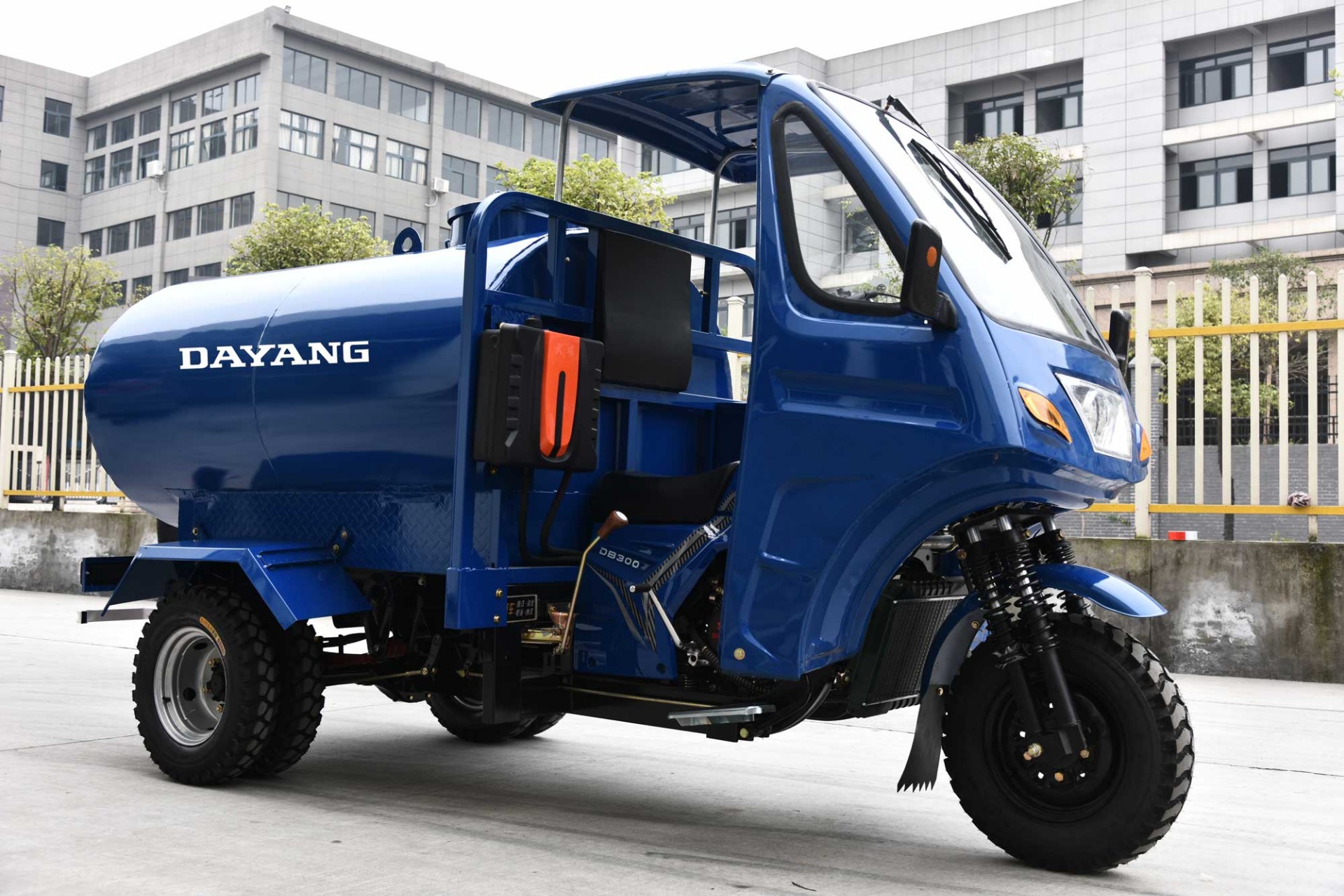 250cc Motorized Special Cabin Roof Delivery Water Tank 1000L Tricycles with Engine